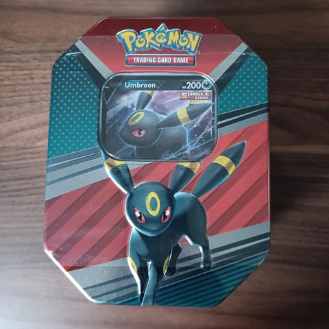 V Heroes Umbreon Tin